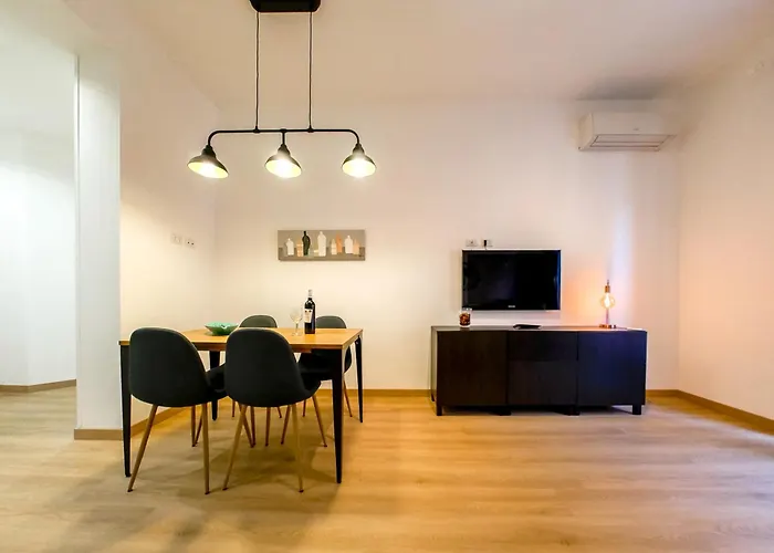 Chic Modern 2-Bedroom Near Metro